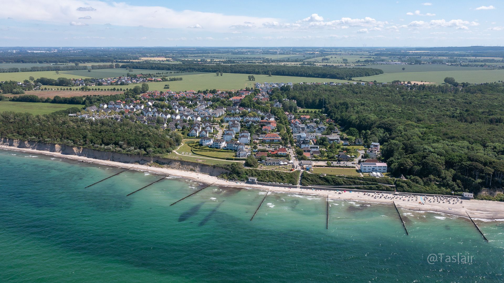 Luftaufnahme von Ostseebad Nienhagen mit Steilküste, Strand und Wohnanlagen