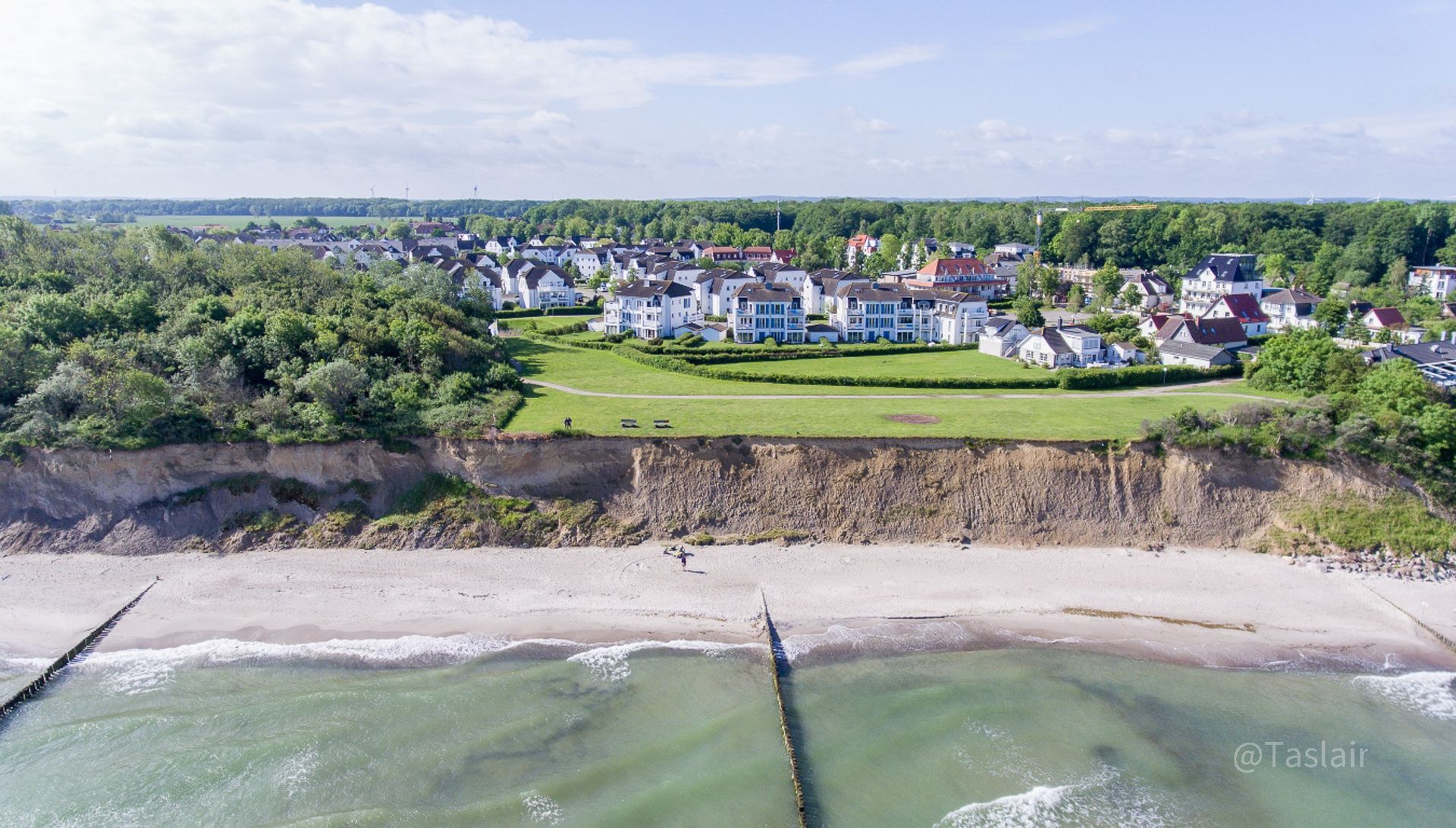 Steilküste und Strand von Nienhagen mit Wohnanlagen dahinter