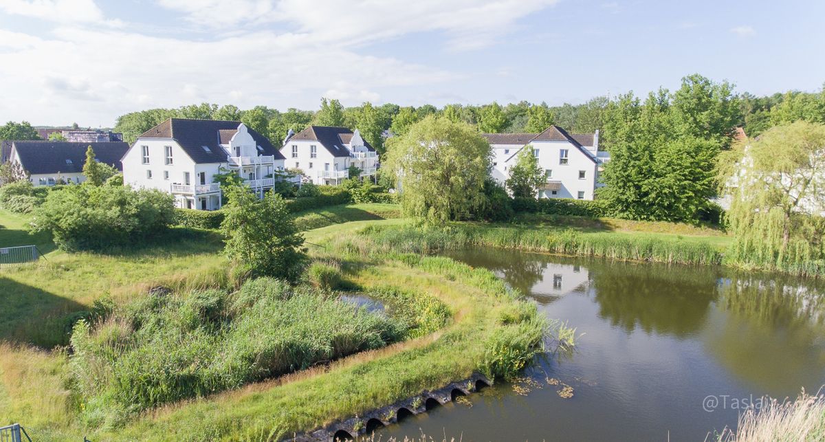 Wohnhäuser am Teich im Grünen in Nienhagen
